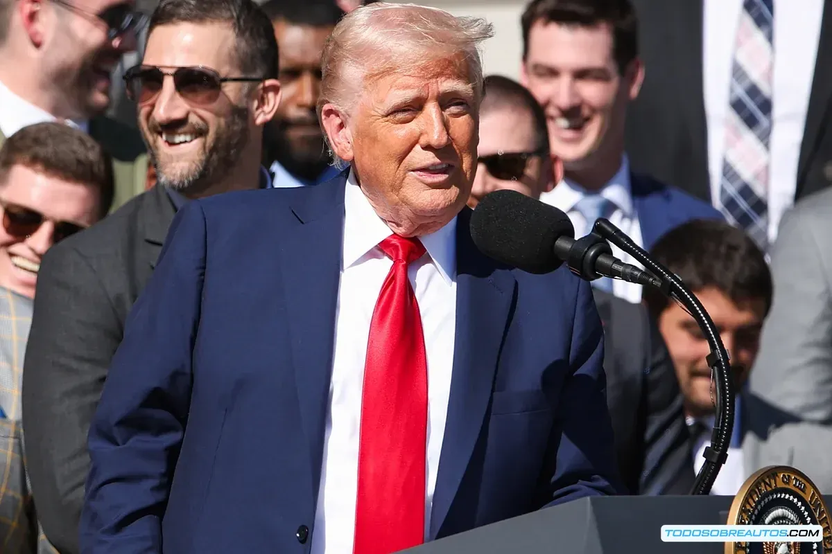 Imagen relacionada con el acuerdo de Trump sobre aranceles automotrices. (Ejemplo: Donald Trump firmando un documento, o una gráfica mostrando el impacto de los aranceles).