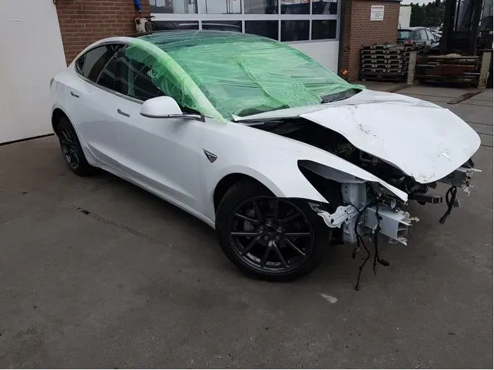 Tesla Model 3 en Desguace