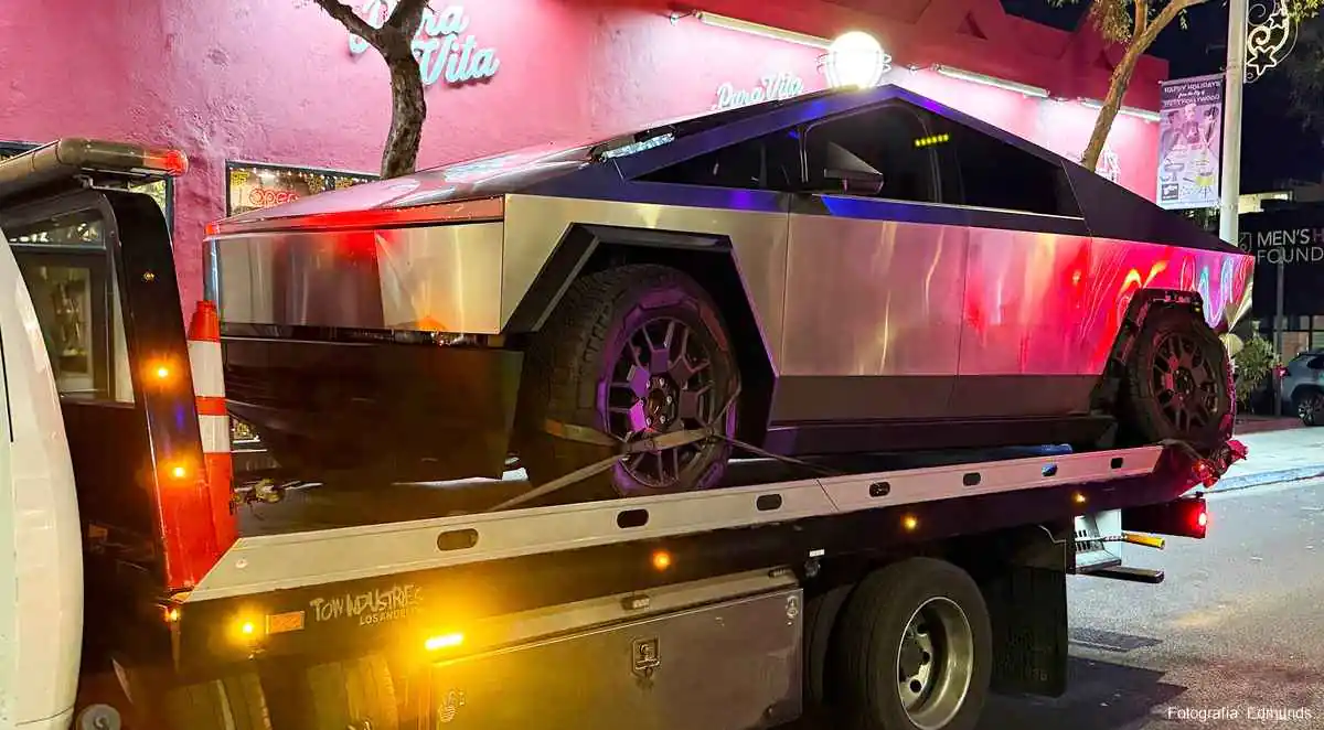 Tesla Cybertruck Siniestrada