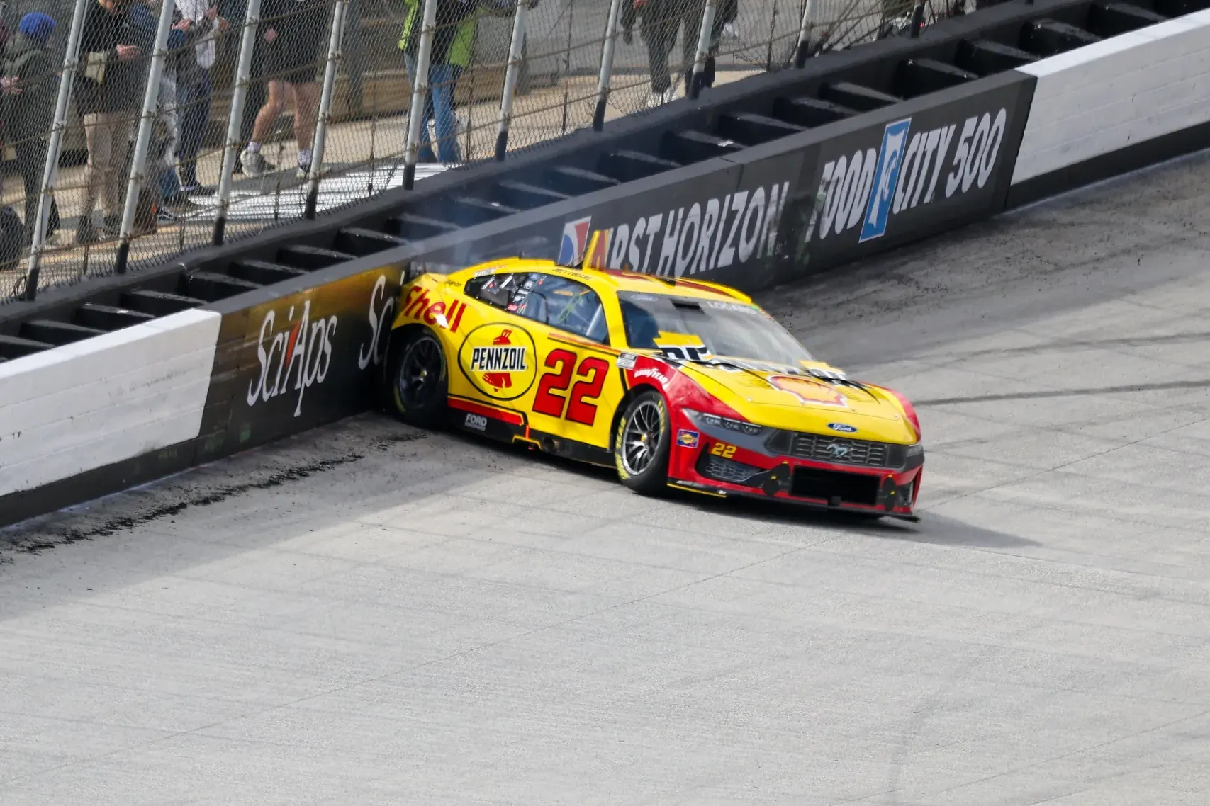 Joey Logano Domina el Caos en Texas