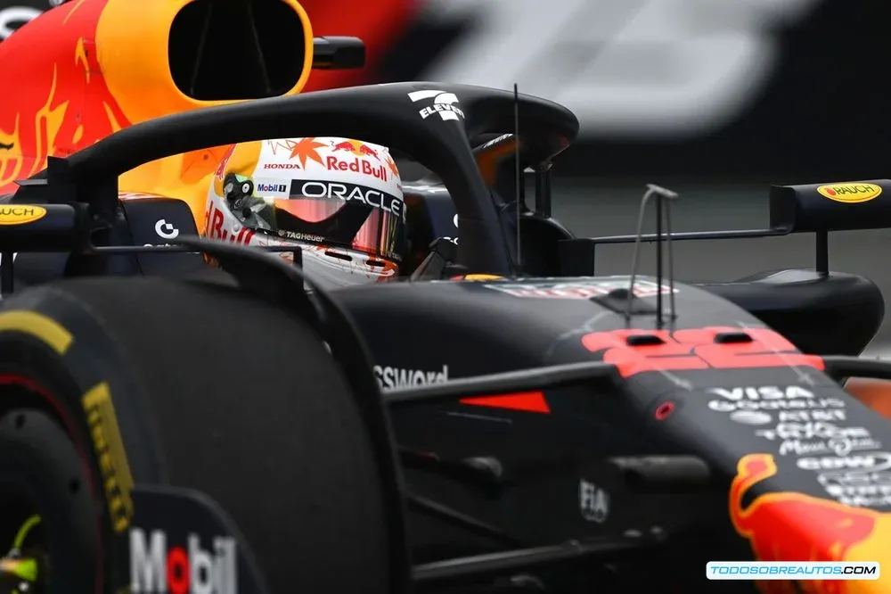 Yuki Tsunoda, piloto de Red Bull Racing, mostrando una expresión de frustración.