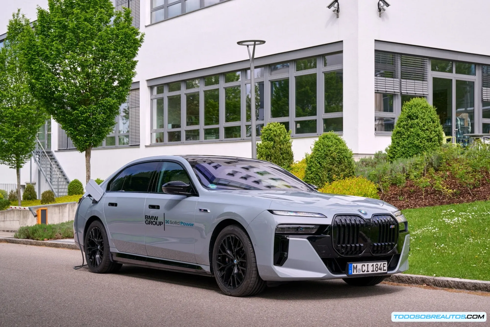 Imagen del BMW i7 mostrando su tecnología de batería de estado sólido, o un gráfico comparativo entre baterías de iones de litio y de estado sólido.