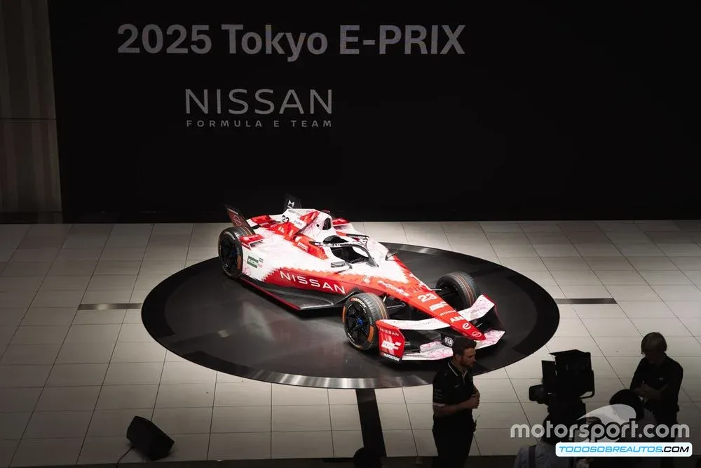 Imagen de primer plano del monoplaza Nissan Fórmula E en la pista.