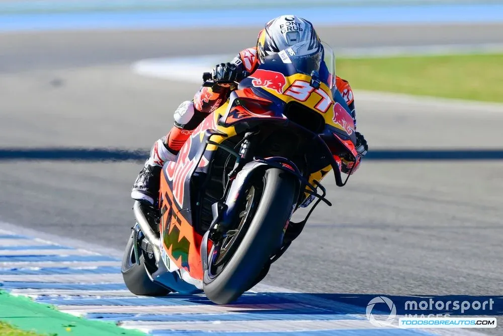 Pedro Acosta durante el test de Jerez 2025, enfocado en su conducción.