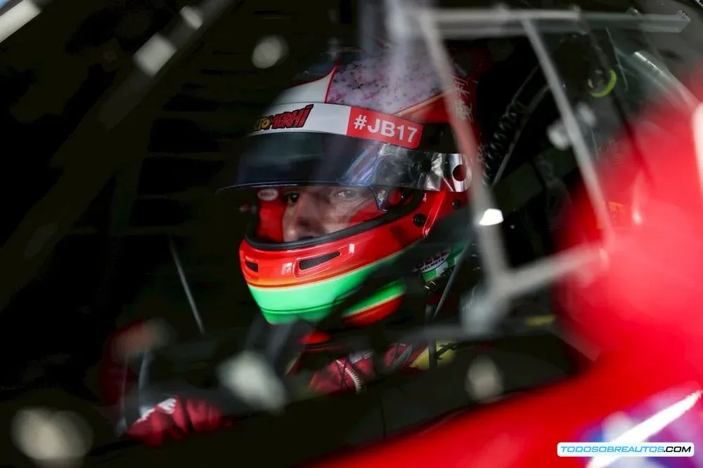 Roberto Merhi adelanta a otros coches durante la carrera.