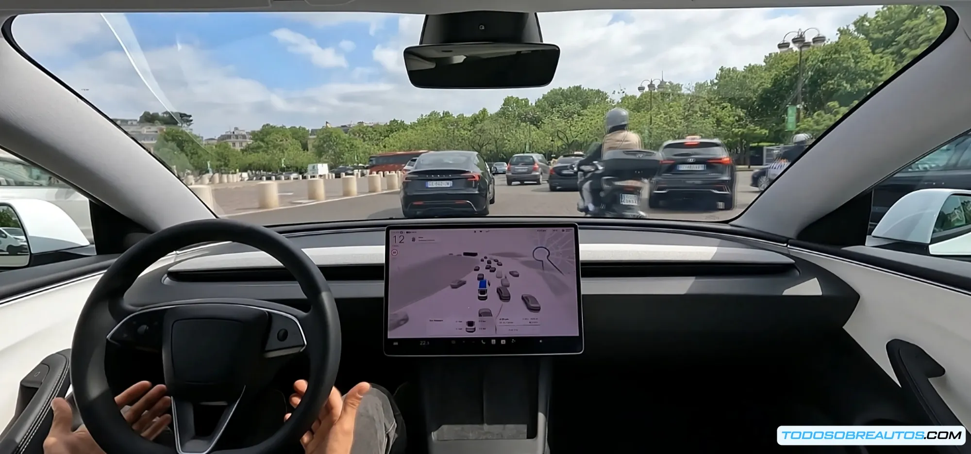 Imagen genérica de un vehículo eléctrico en un desguace, preparando al lector para la descripción del daño específico del e-Niro.