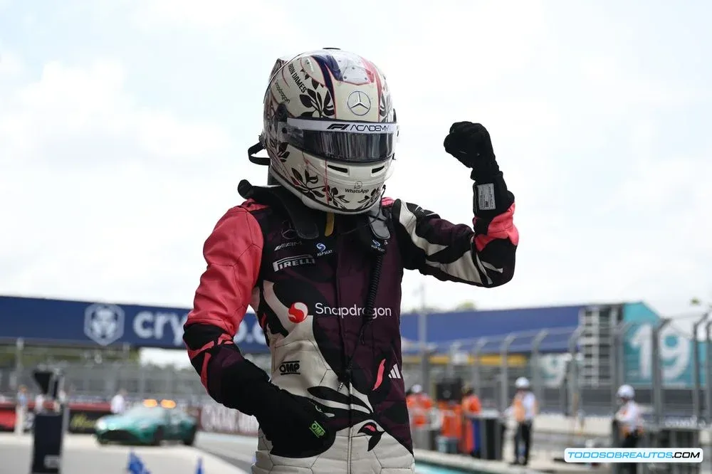 Doriane Pin celebrando su victoria en la F1 Academy Miami.