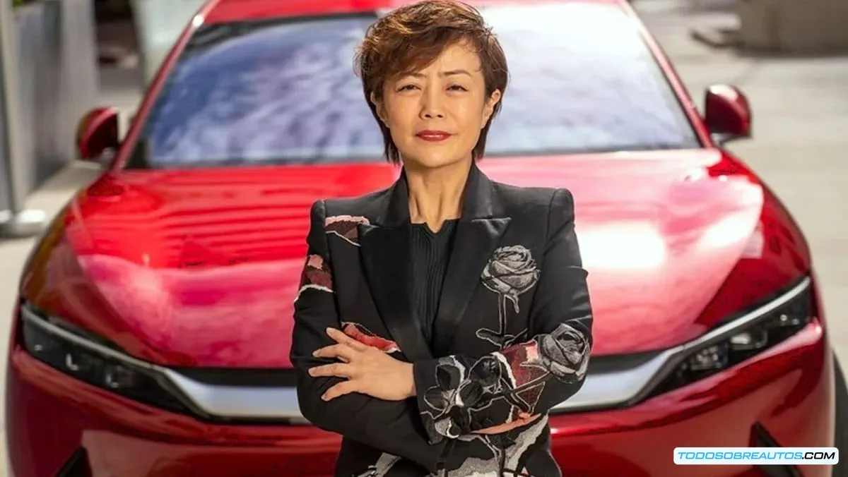 Fotografía de Stella Li, vicepresidenta de BYD, relacionada con la ambición global de la compañía.