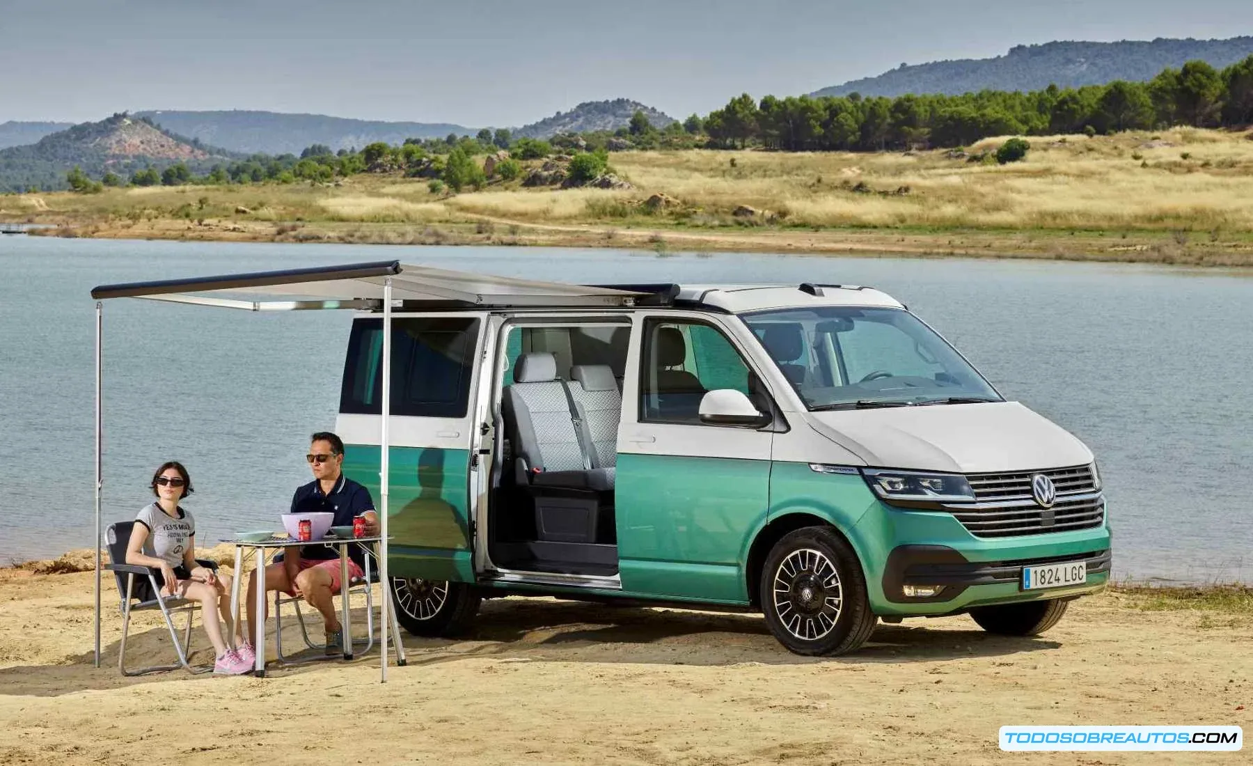 Autocaravana estacionada en un paisaje griego idílico.