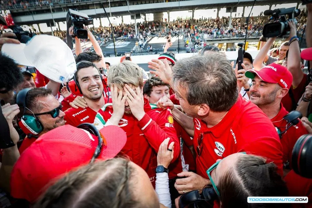 Robert Shwartzman celebrando su pole position en la Indy 500.