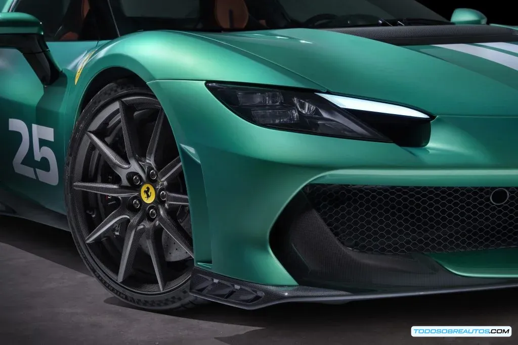 Detalle del motor V6 híbrido del Ferrari 296 Speciale