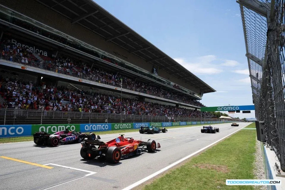 Imagen de un piloto de Fórmula 1 en el circuito de Montmeló, con un sol brillante de fondo, sugiriendo el calor intenso.