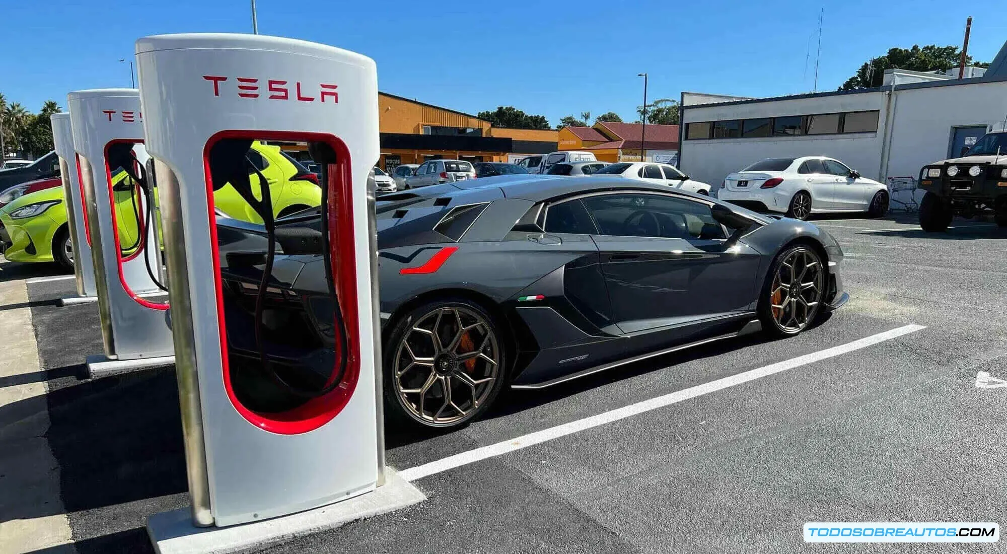 Imagen de una estación de carga de vehículos eléctricos, preferiblemente con varios cargadores, para ilustrar la vulnerabilidad de la infraestructura.