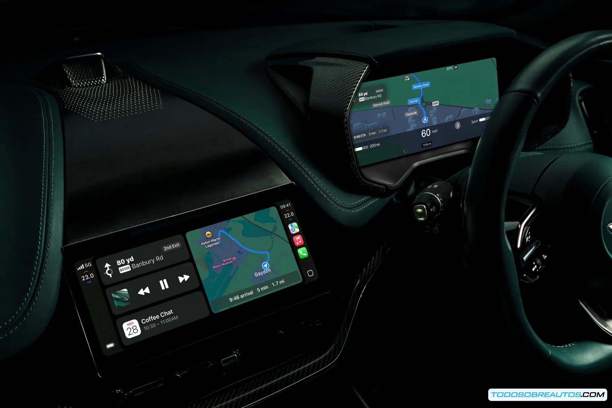 Imagen mostrando la interfaz de Apple CarPlay Ultra en el tablero de instrumentos de un vehículo.