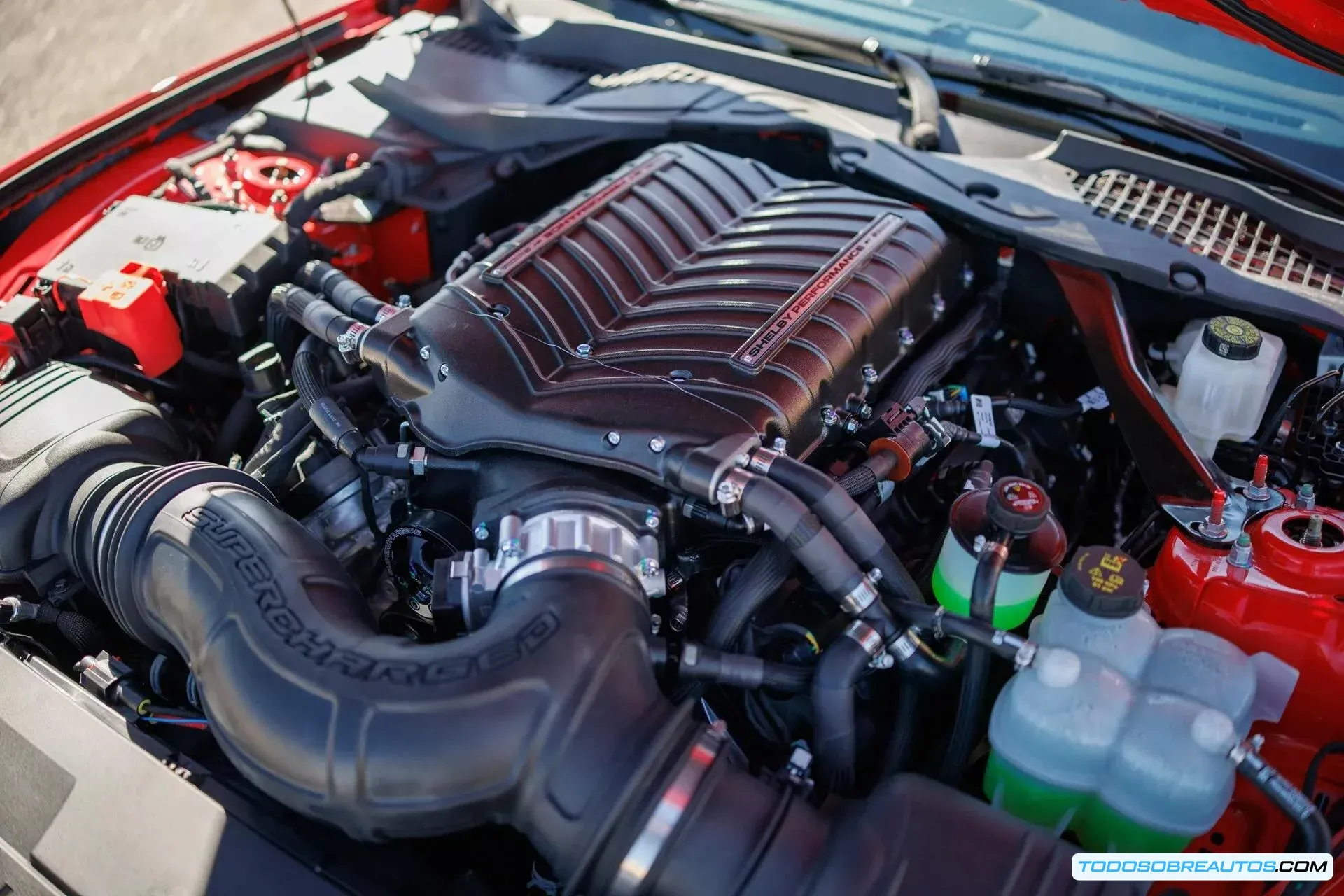 Imagen de un motor de coche, destacando la importancia de la mecánica.