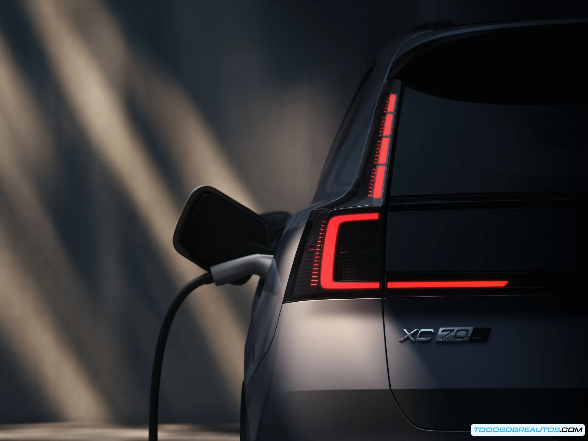 Primer plano del frontal del Volvo XC70, mostrando los faros Martillo de Thor.
