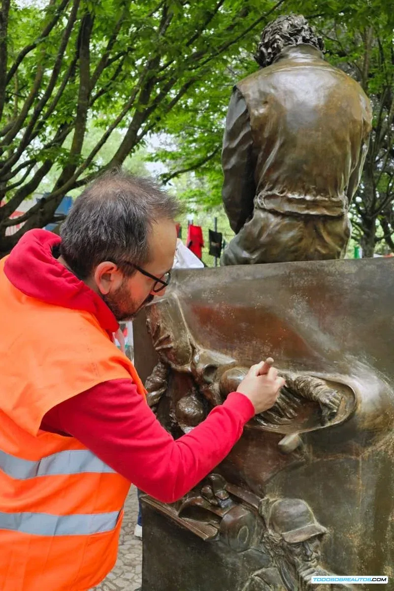 Detalle de la restauración de la estatua de Ayrton Senna en Imola.