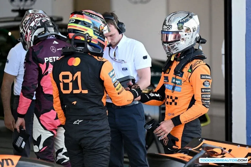 Oscar Piastri y Lando Norris de McLaren celebrando o listos para la carrera.