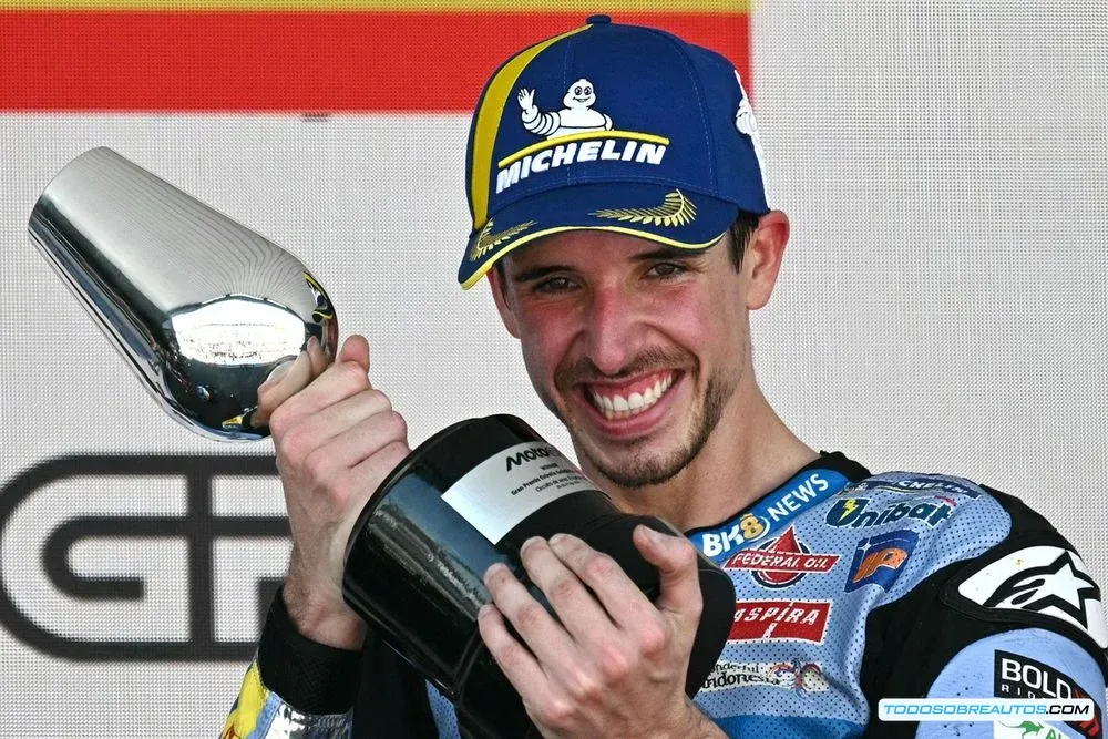 Álex Márquez celebrando su victoria en Jerez.