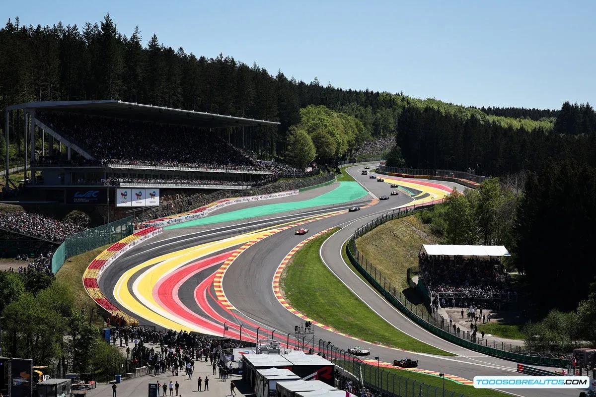Imagen general de la carrera en Spa-Francorchamps, mostrando el ambiente y los coches.
