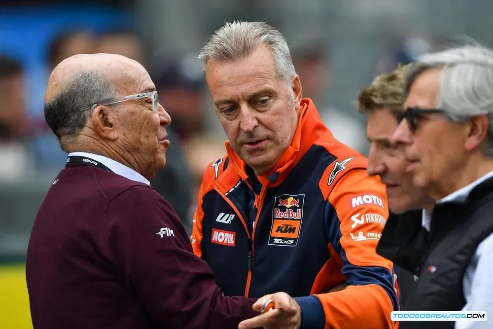 Carmelo Ezpeleta en una reunión, quizás discutiendo el calendario de MotoGP.