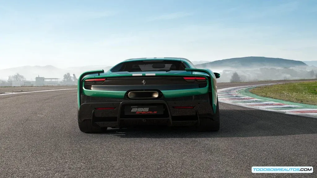 Vista trasera del Ferrari 296 Speciale en movimiento