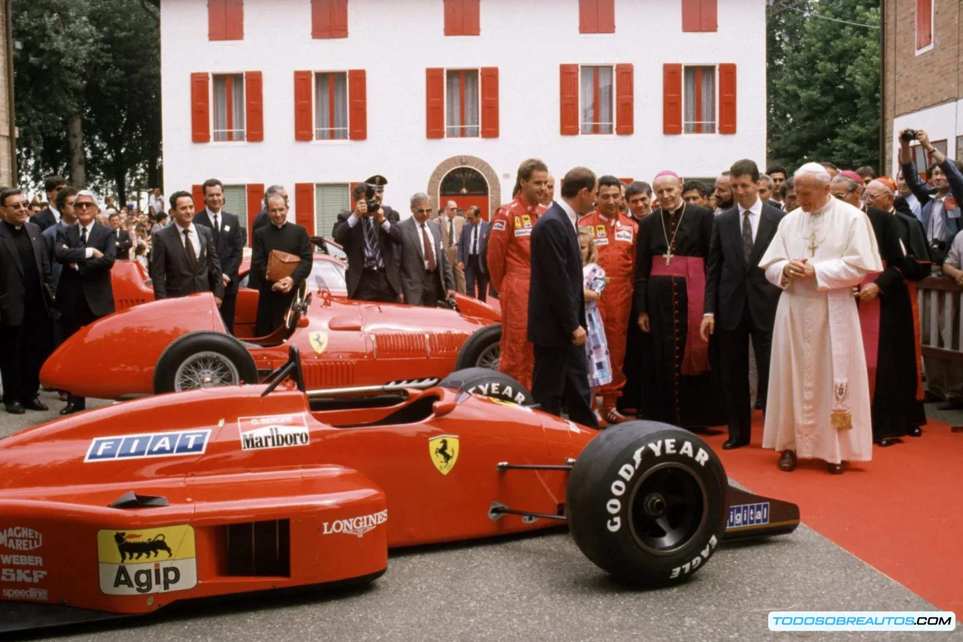 Imagen detallada del Ferrari Mondial 3.2 Cabriolet de 1988.