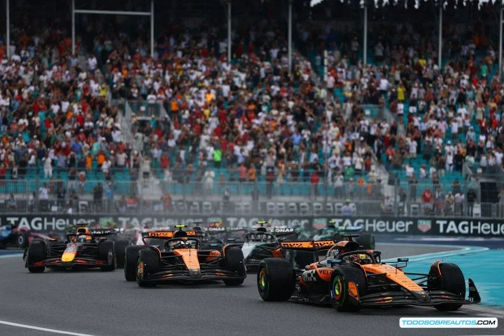 Imagen de Lando Norris y Oscar Piastri en el Gran Premio de Miami, ilustrando la competitividad de la carrera.