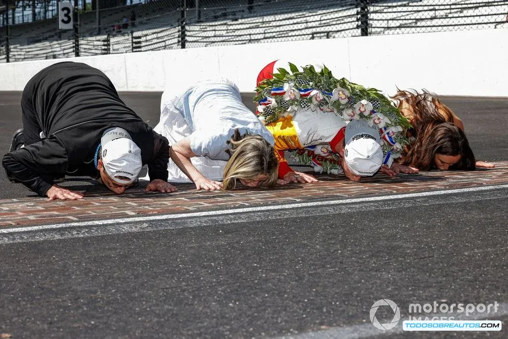 Un piloto bebiendo leche en el Victory Lane.