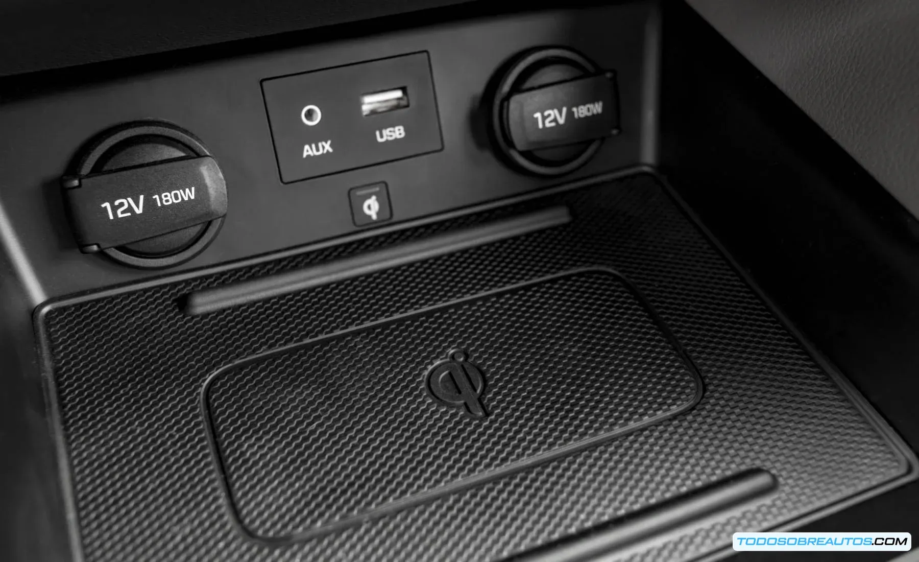 Imagen de un cargador inalámbrico para coche, mostrando la tecnología y sus posibles limitaciones.