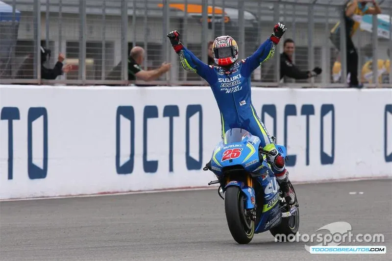 Maverick Viñales celebrando una victoria en Silverstone.