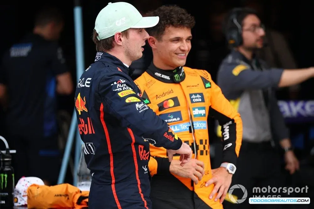 Max Verstappen y Lando Norris compitiendo rueda a rueda.