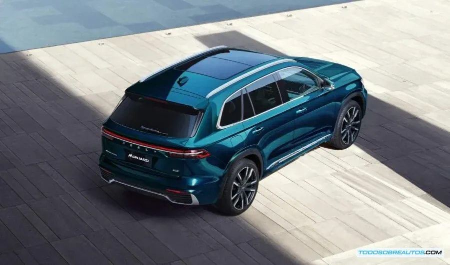 Imagen del interior del Geely Monjaro 2025 mostrando el tablero y los materiales.