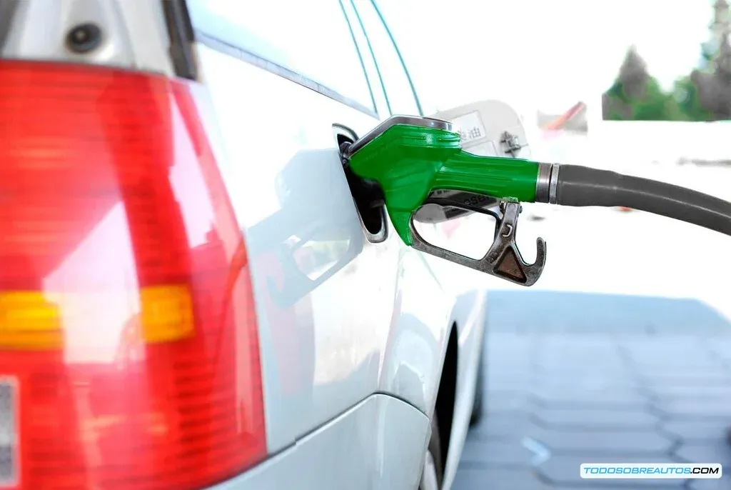 Imagen que muestra un coche con daños en el sistema EVAP o con una fuga de gasolina, ilustrando las consecuencias negativas de llenar el depósito hasta el tope.