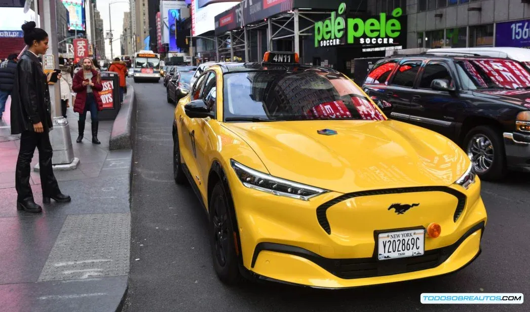 Un Checker Cab clásico, destacando su diseño distintivo.