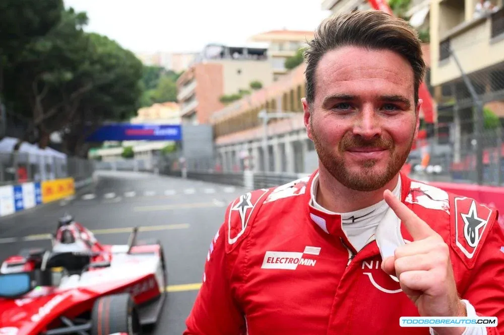 Oliver Rowland celebrando su pole position en el ePrix de Mónaco 2025 bajo la lluvia.