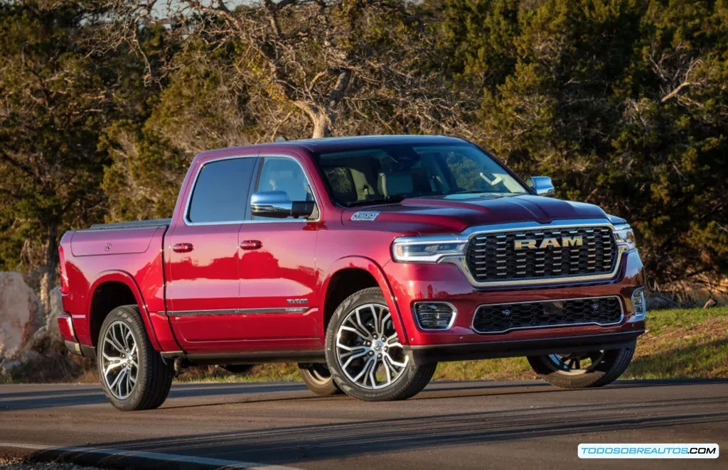 Imagen relacionada con la producción de camionetas pick-up de Stellantis en Estados Unidos y México, mostrando quizás una fábrica o una comparación de las dos ubicaciones.