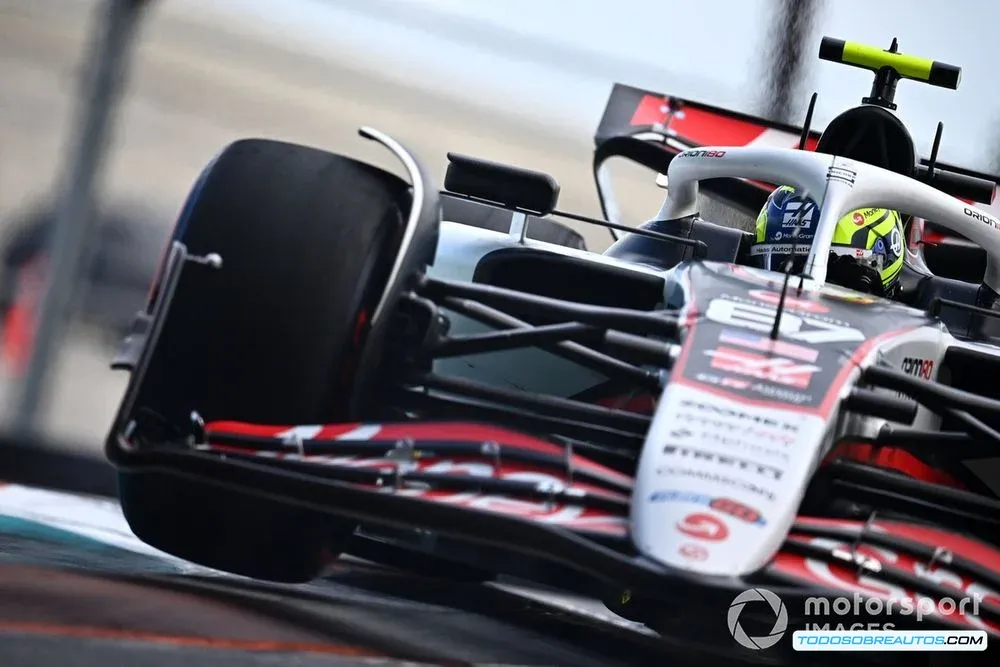 Oliver Bearman en su Haas VF-25 durante la clasificación del Gran Premio de Miami.