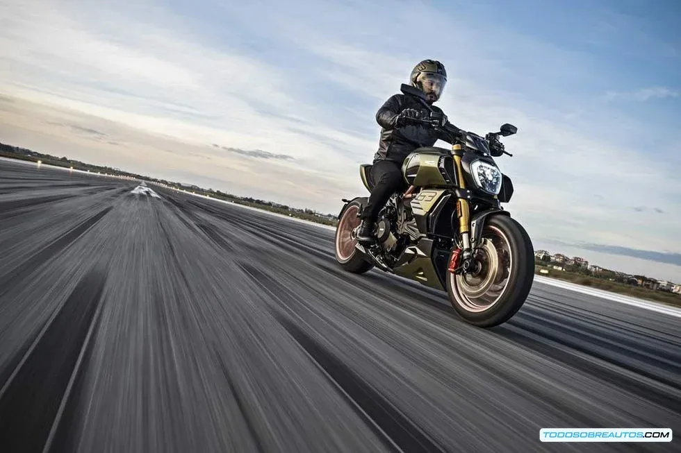 Motocicleta moderna con tecnología ADAS.