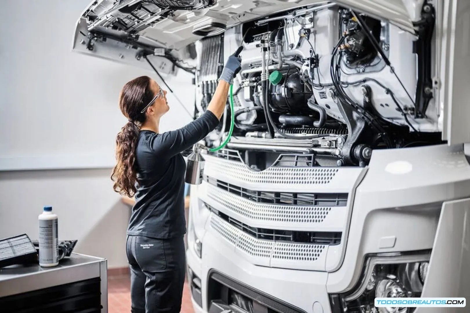 Imagen de un taller de camiones Daimler con la certificación MPRS, mostrando la nueva calificación.