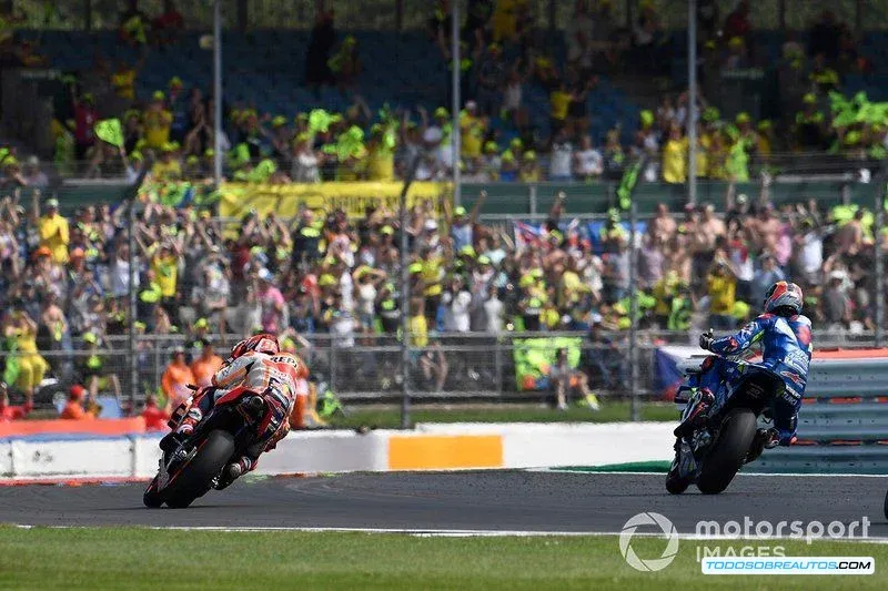 Marc Márquez celebrando una victoria en Silverstone.