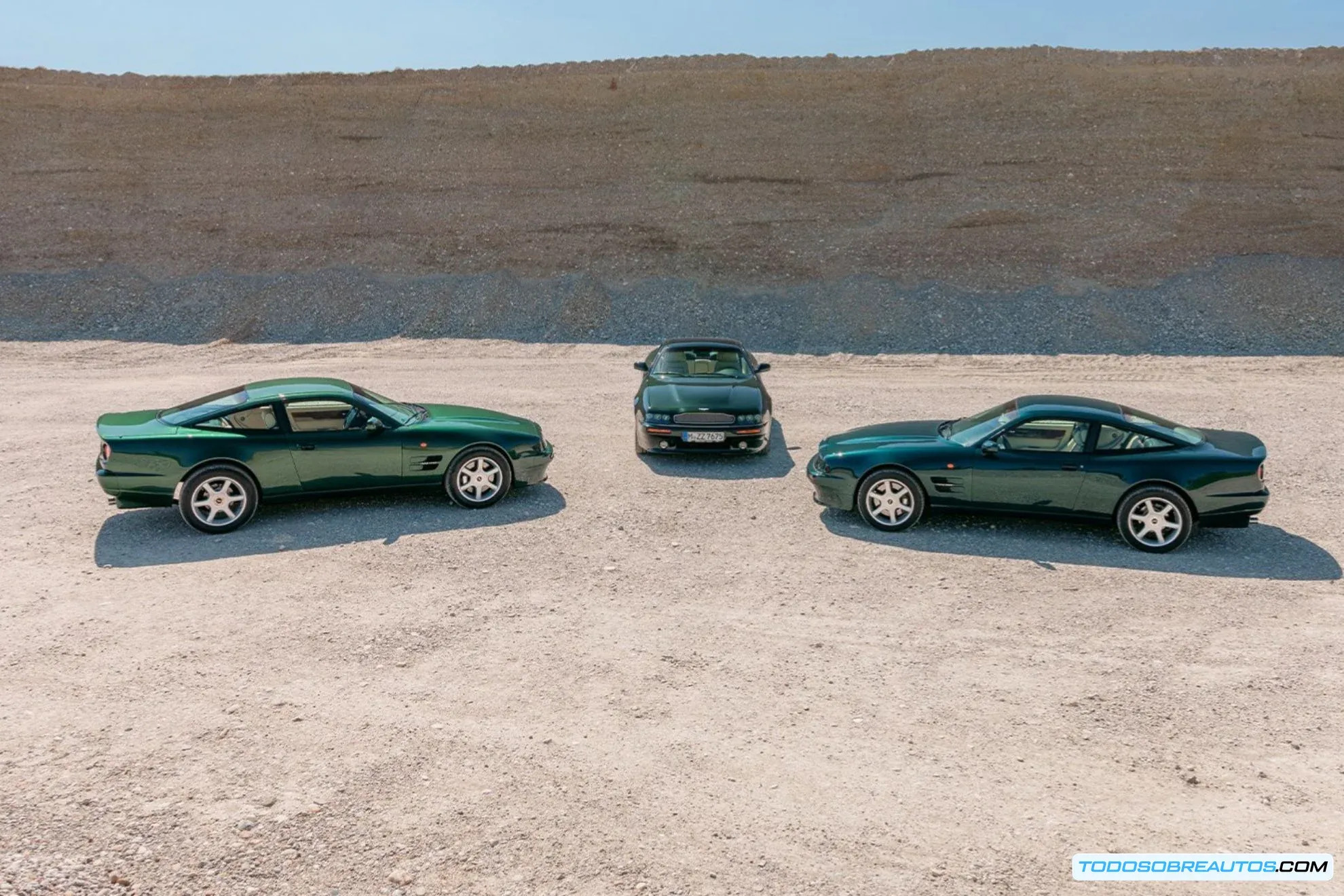 Imagen de detalle del Aston Martin V8 Coupé de los 90, enfocándose en un elemento de diseño específico.