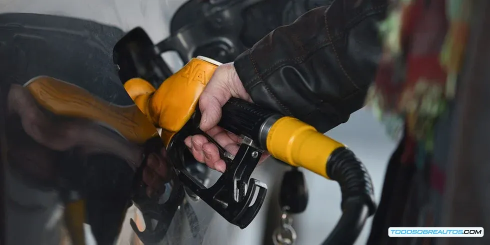 Imagen de una gasolinera con precios bajos de gasolina y diésel.