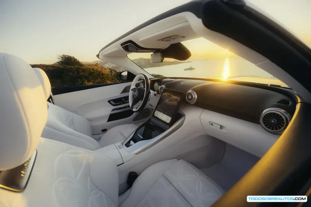 Primer plano del diseño exterior del Mercedes-Maybach SL Monogram Series, destacando la pintura bitono.