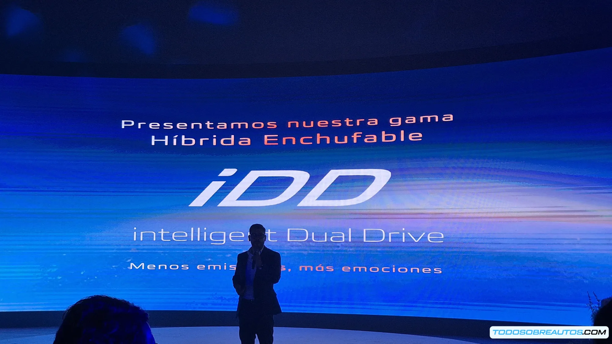 Personas conduciendo los Changan iDD