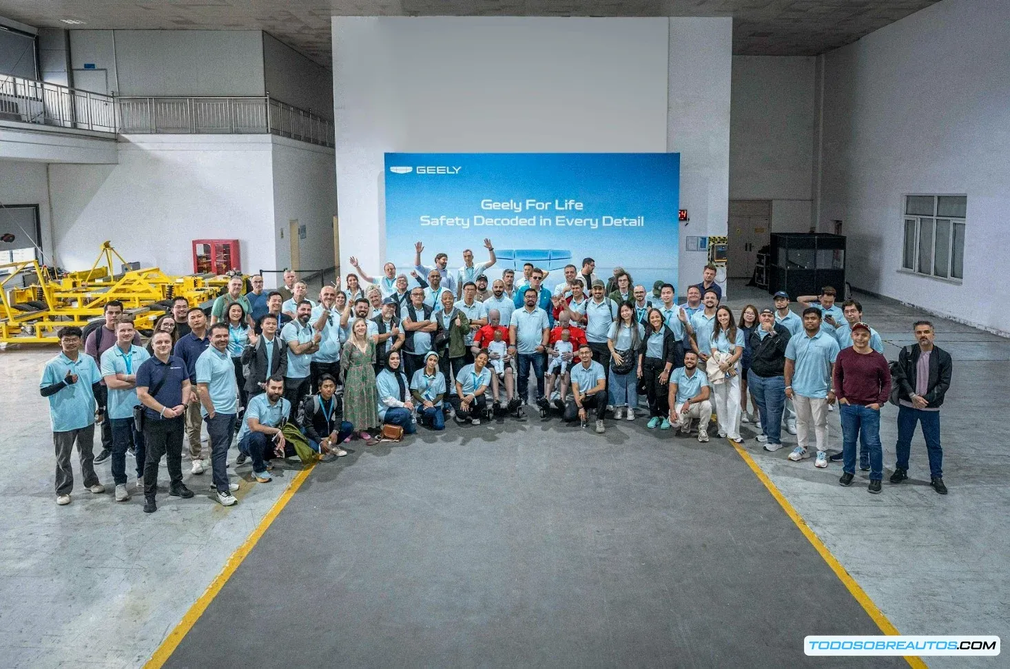 Imagen de visitantes en el interior del laboratorio de seguridad automotriz de Geely.