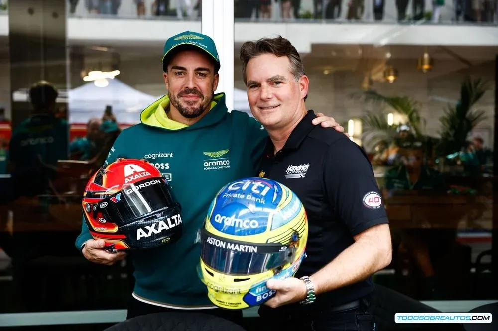 Imagen que represente la transición entre NASCAR y Fórmula 1, quizás un coche de IndyCar o un logo de BAR.