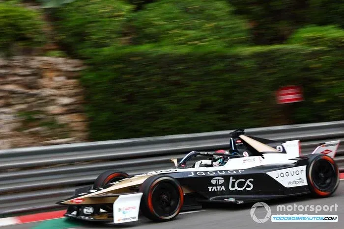 Coche de Jaguar Racing con problemas mecánicos en el ePrix de Mónaco 2025.