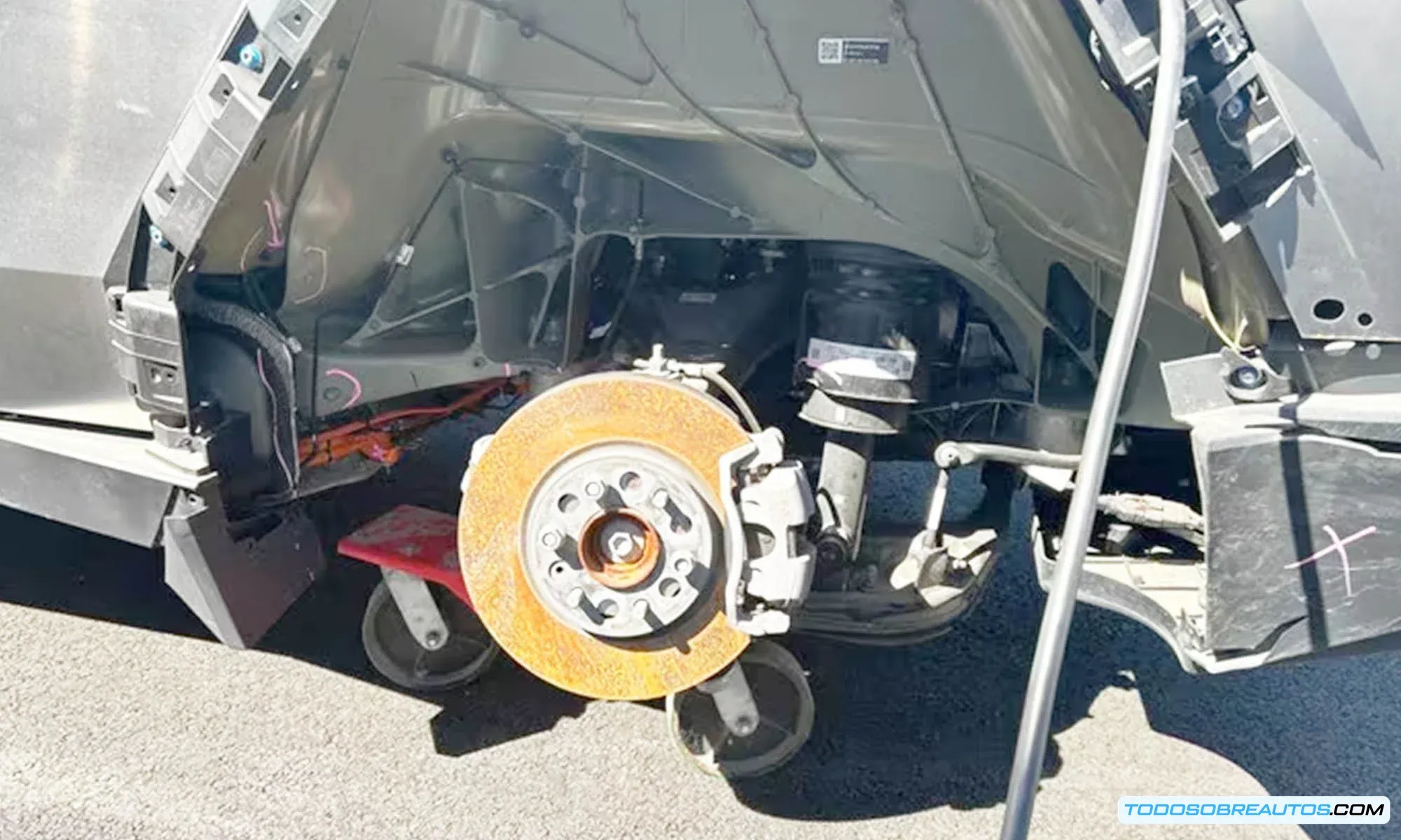 Daños en la parte trasera izquierda del Tesla Cybertruck tras el impacto.