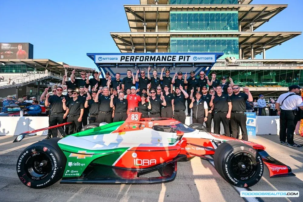El equipo Prema Racing trabajando en estrategia durante la Indy 500.